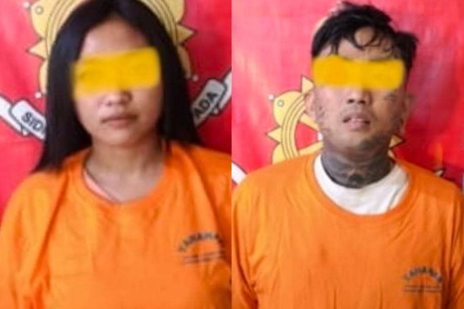 Foto: Petugas Polrestabes Surabaya menunjukkan dua tersangka pasutri siri pelaku curanmor beserta barang bukti hasil pengungkapan kasus pencurian sepeda motor di Surabaya dan Gresik.