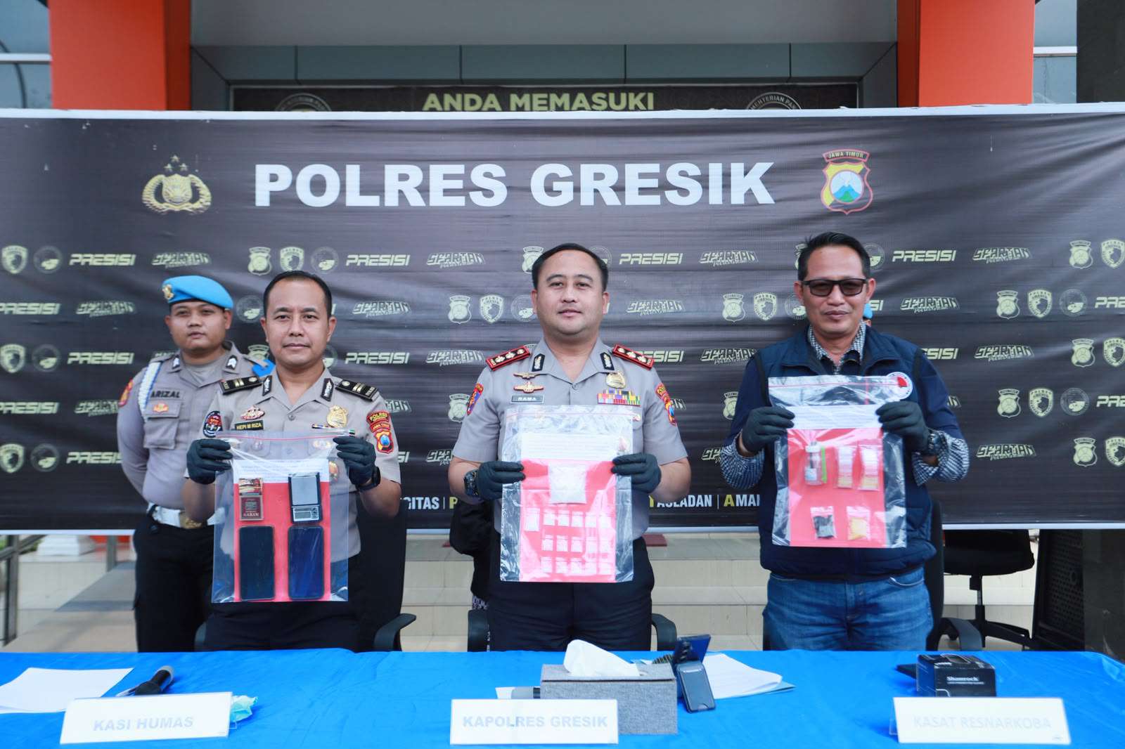 Foto: Petugas Satresnarkoba Polres Gresik menunjukkan dua tersangka kurir sabu beserta barang bukti 38,066 gram hasil pengungkapan jaringan narkoba dengan modus sistem ranjau di Gresik.