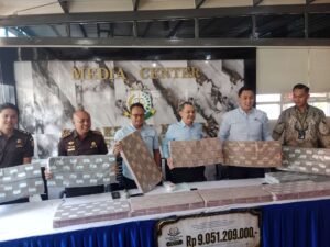 Berantas Judi Online: Kejari Surabaya Setor Rp9,05 Miliar Hasil Rampasan TPPU Judi Online ke Kas Negara