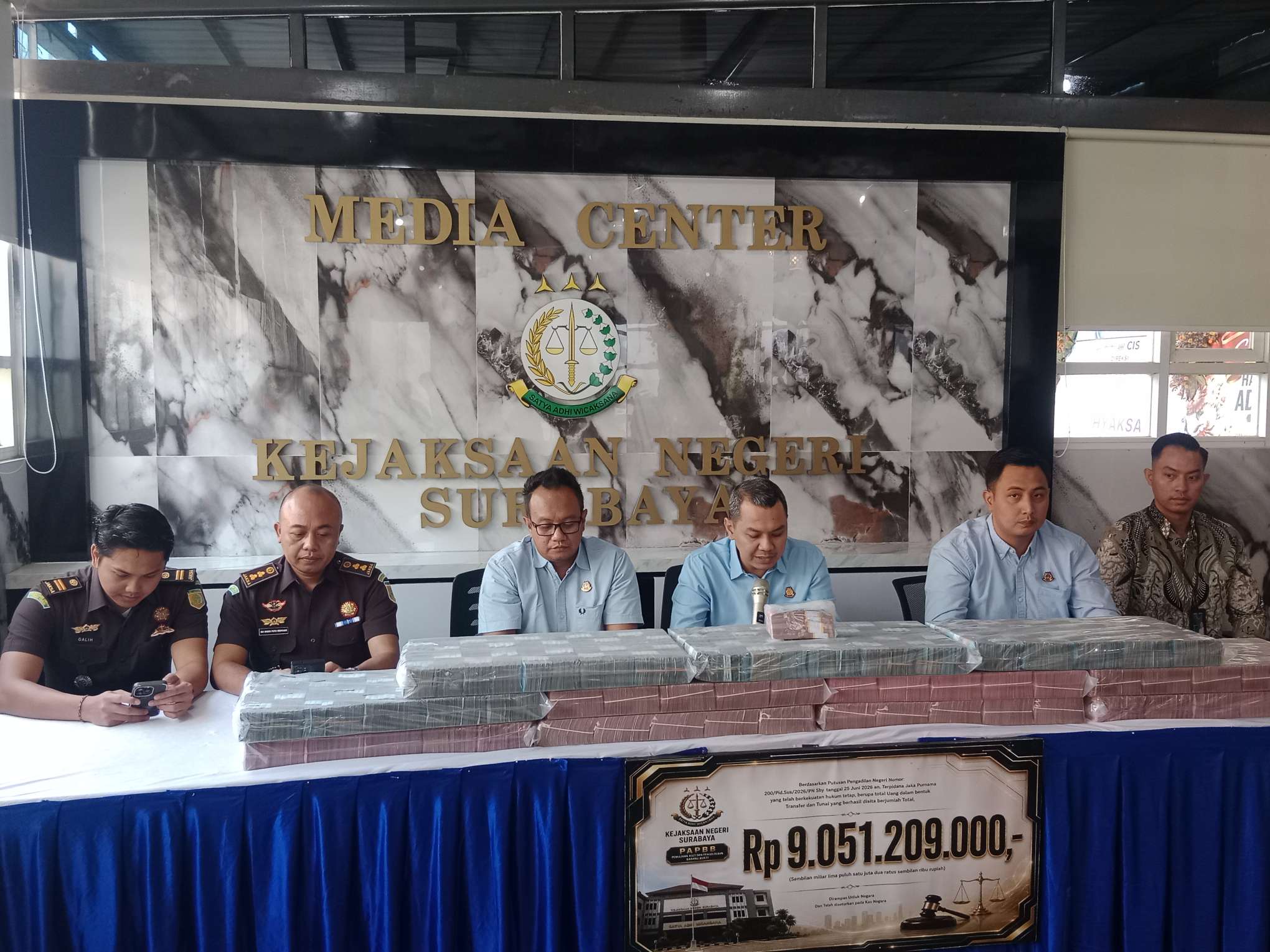 Foto: Kajari Surabaya Tri Anggoro Mukti menunjukkan proses penyetoran Rp9,05 miliar hasil rampasan perkara TPPU judi online ke kas negara melalui Bank BNI.