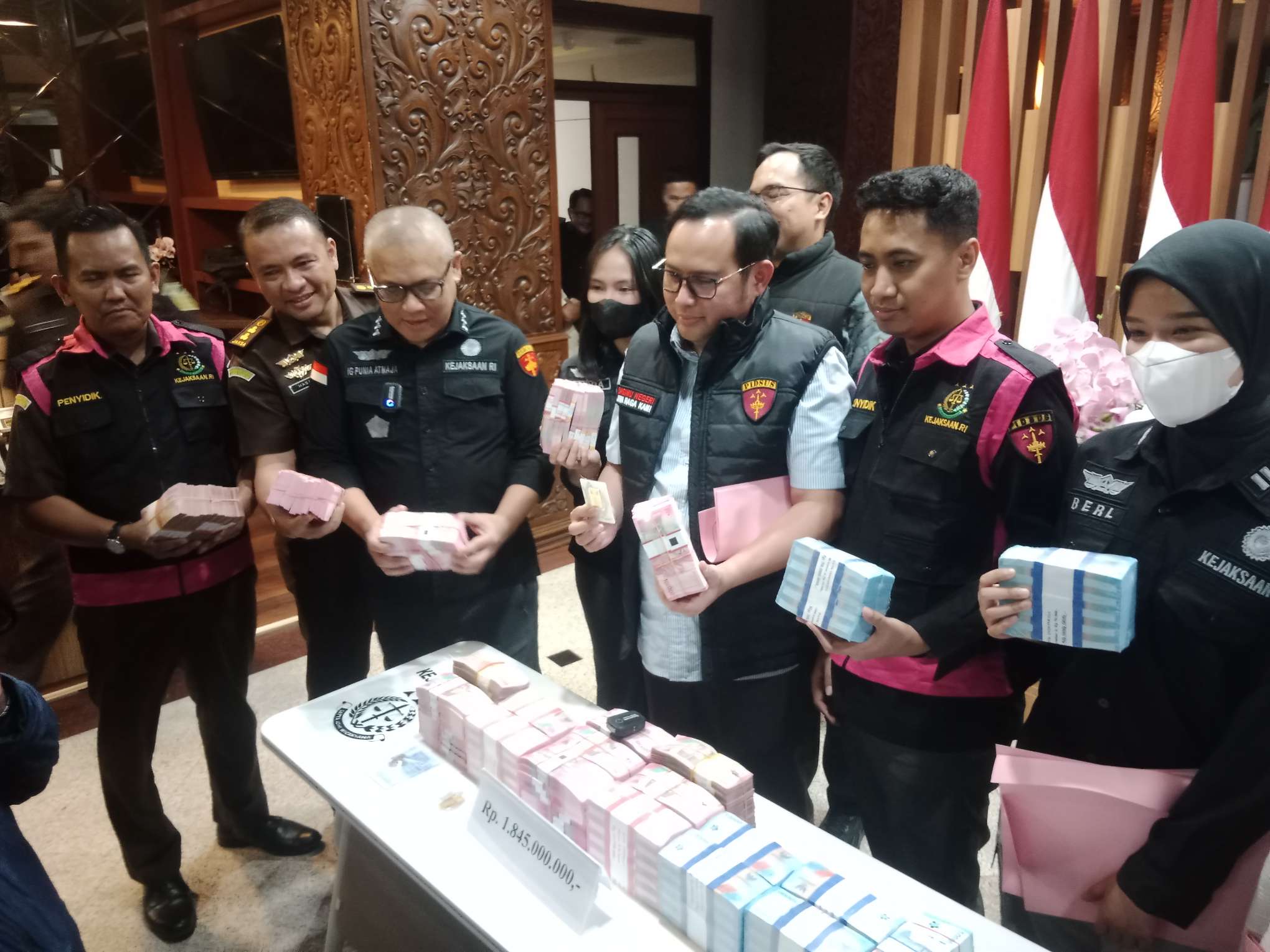 Foto: Aspidsus Kejati Jawa Timur Dr. I Gede Punia Atmaja saat konferensi pers penetapan tersangka baru kasus dugaan pungli perizinan Dinas ESDM Jawa Timur dan penyitaan barang bukti senilai Rp5,54 miliar.