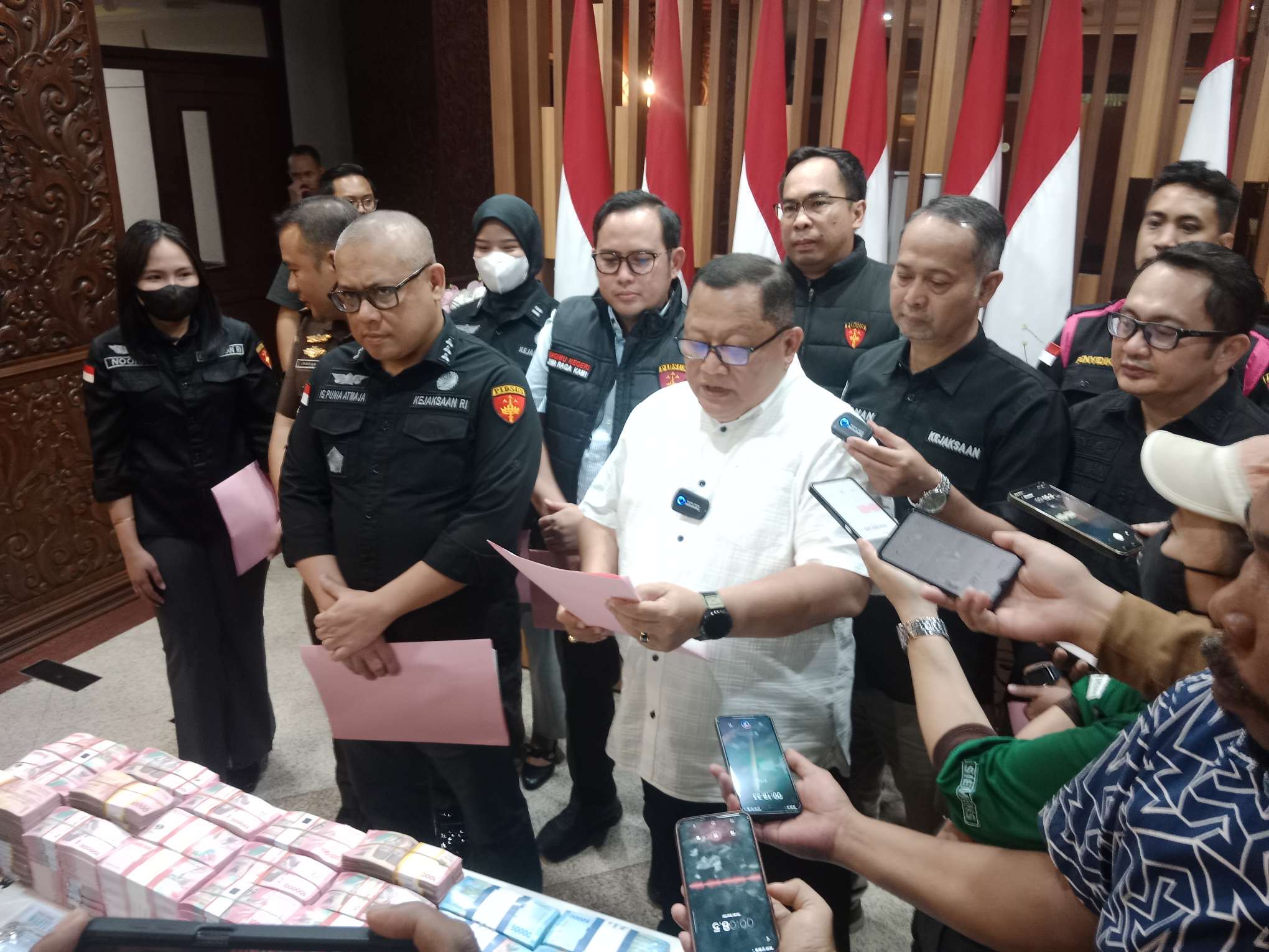 Foto: Aspidsus Kejati Jawa Timur Dr. I Gede Punia Atmaja saat konferensi pers penetapan tersangka baru kasus dugaan pungli perizinan Dinas ESDM Jawa Timur dan penyitaan barang bukti senilai Rp5,54 miliar.