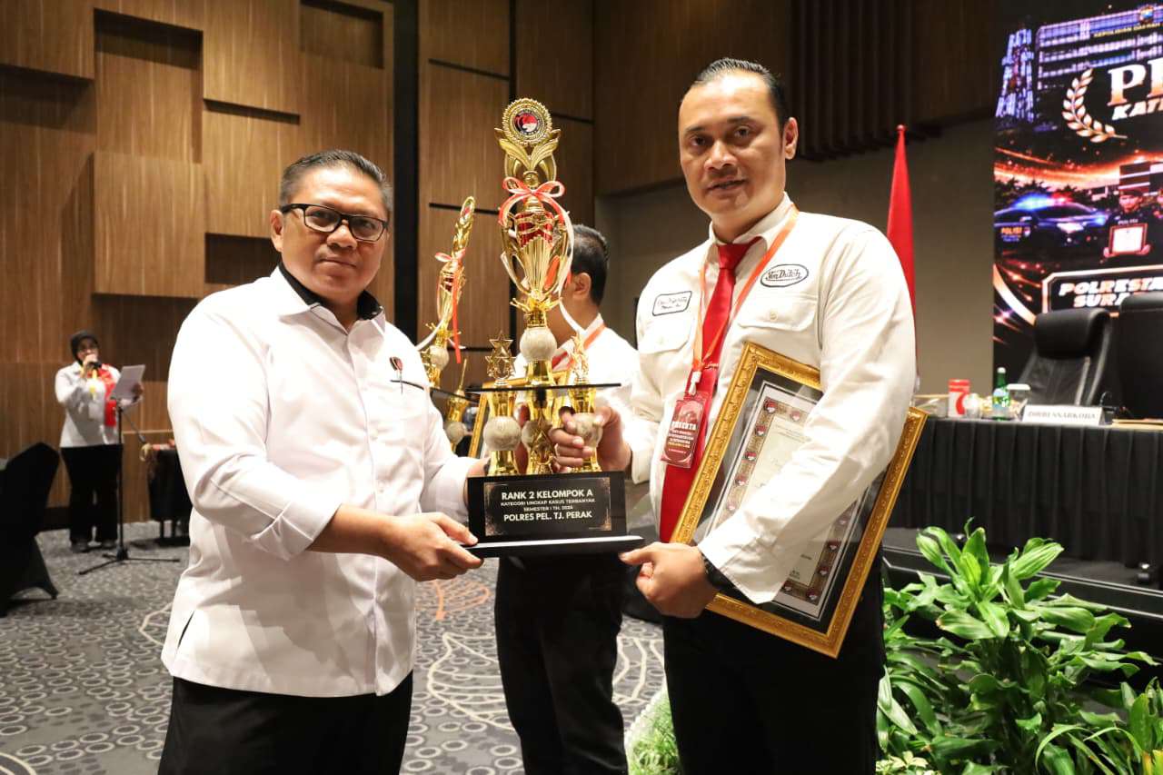 Foto: Kasat Resnarkoba Polres Pelabuhan Tanjung Perak AKP Adik Agus Putrawan menerima penghargaan Juara II Ungkap Kasus Terbanyak Semester I 2026 dari Polda Jawa Timur.