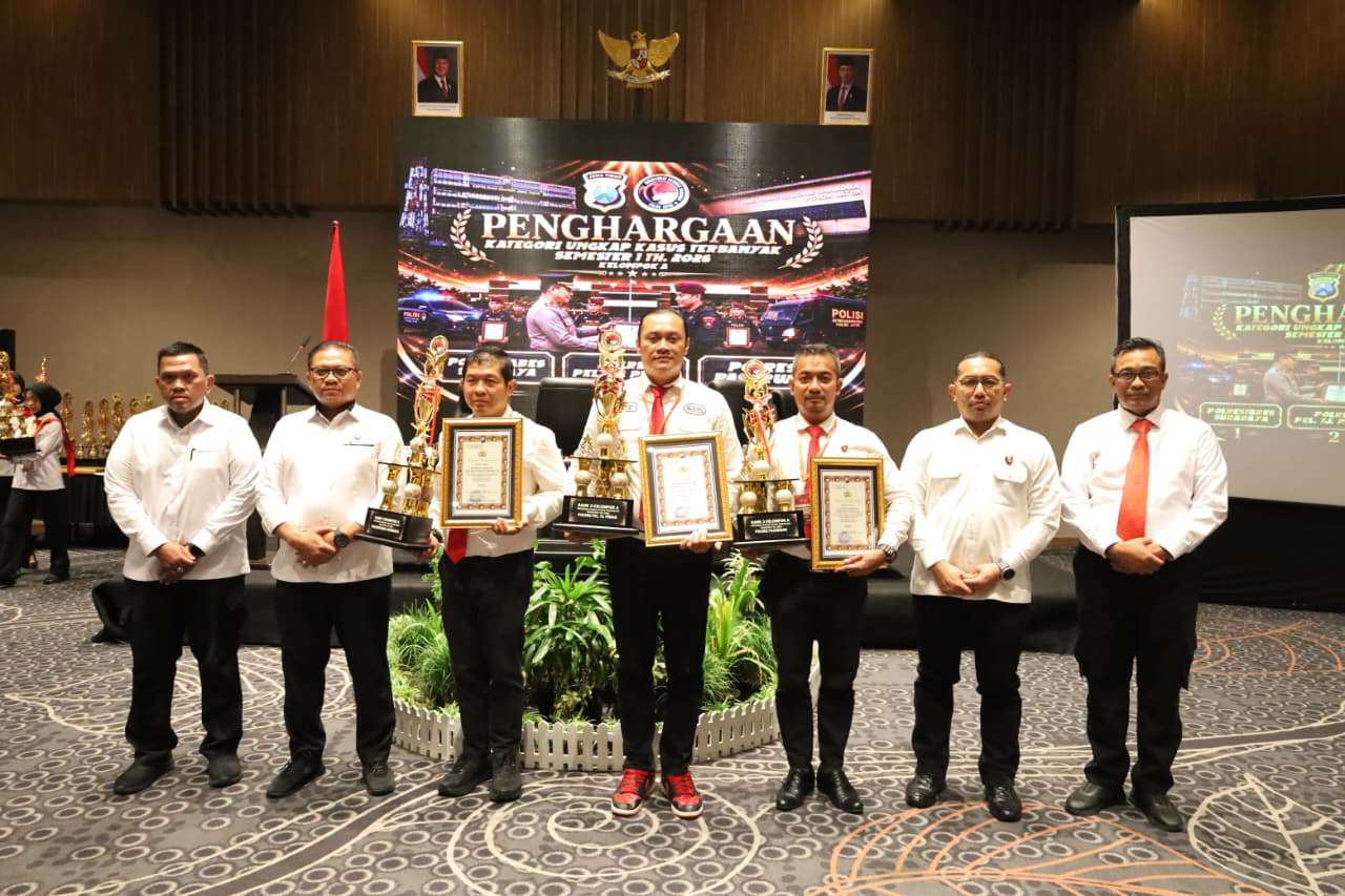 Foto: Kasat Resnarkoba Polres Pelabuhan Tanjung Perak AKP Adik Agus Putrawan menerima penghargaan Juara II Ungkap Kasus Terbanyak Semester I 2026 dari Polda Jawa Timur.