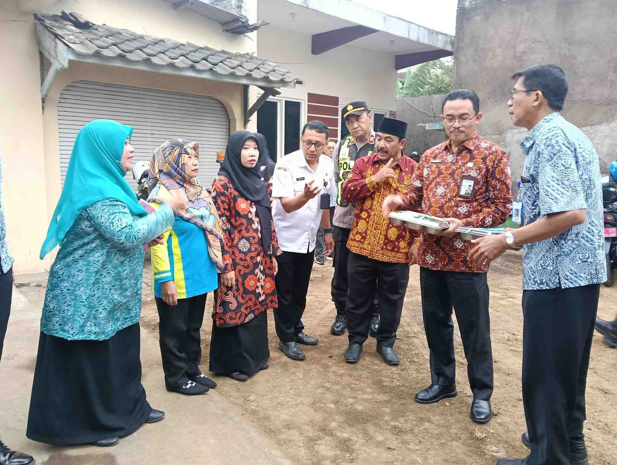 Foto: Kepala Perwakilan Kemendukbangga/BKKBN Jawa Timur Shodiqin menyerahkan bantuan Program GENTING kepada keluarga berisiko stunting pada puncak peringatan Harganas ke-33 Tahun 2026 di Pendopo Agung Kabupaten Malang.