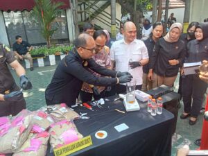 Penegakan Hukum Humanis: Polrestabes Surabaya Musnahkan Barang Bukti Narkotika, 469 Perkara Diselesaikan Melalui Restorative Justice