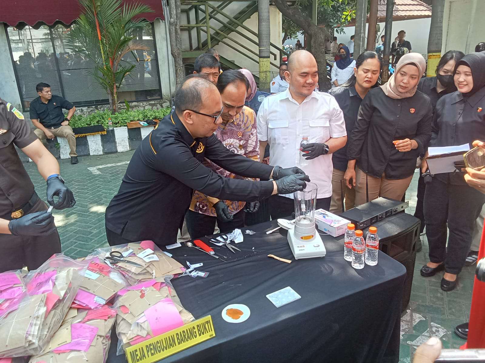 Foto: Kasatresnarkoba Polrestabes Surabaya AKBP Dodi Pratama saat pemusnahan barang bukti narkotika dari perkara yang diselesaikan melalui Restorative Justice periode Januari 2023 hingga Juni 2026.