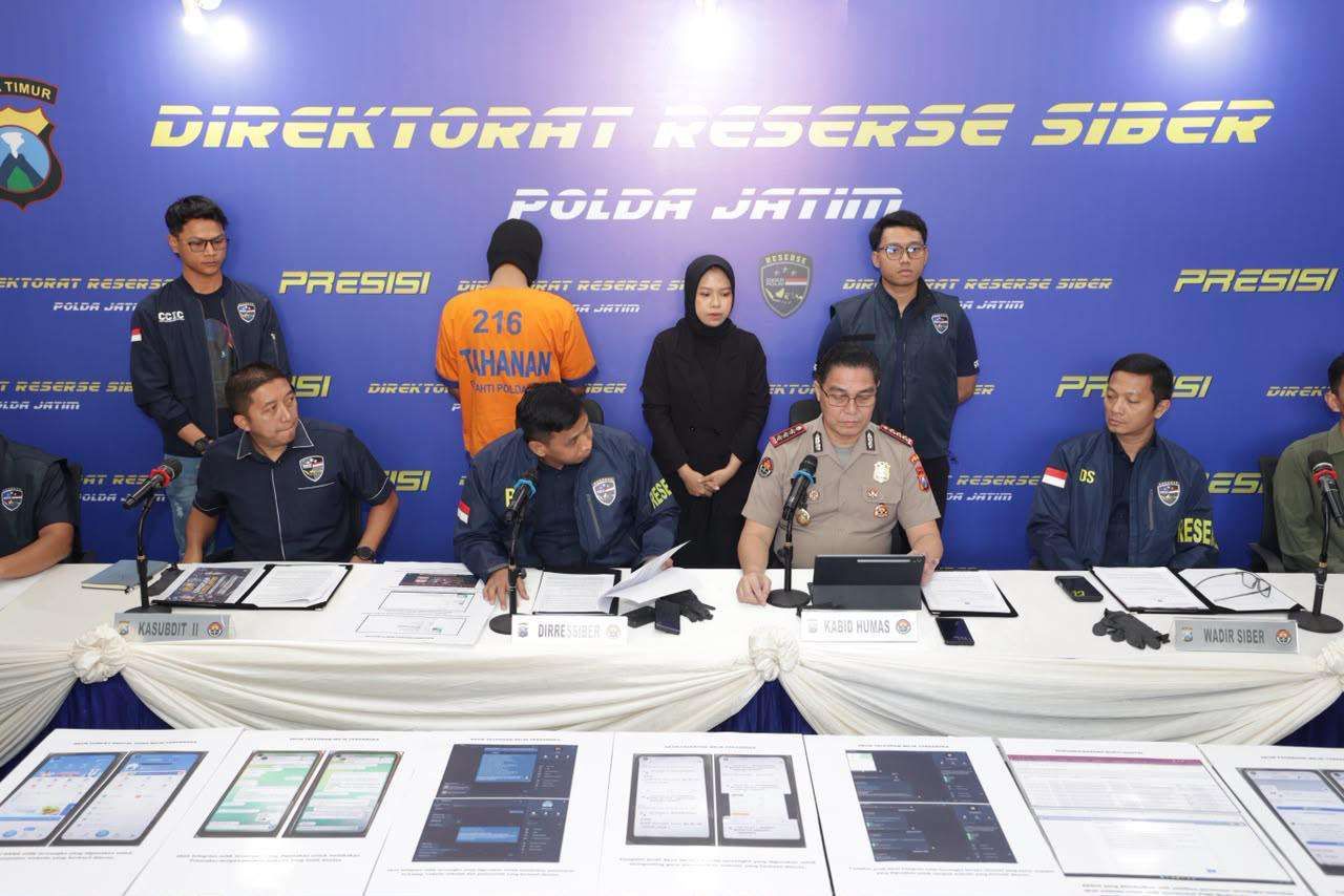 Foto: Petugas Ditressiber Polda Jawa Timur menunjukkan barang bukti dalam konferensi pers pengungkapan kasus peretasan 260 website yang disalahgunakan untuk promosi judi online.