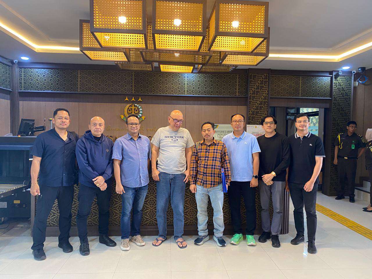 Foto: Tim Tangkap Buron Kejari Surabaya mengamankan terpidana penipuan Rp10 miliar Mulia Wirjanto.