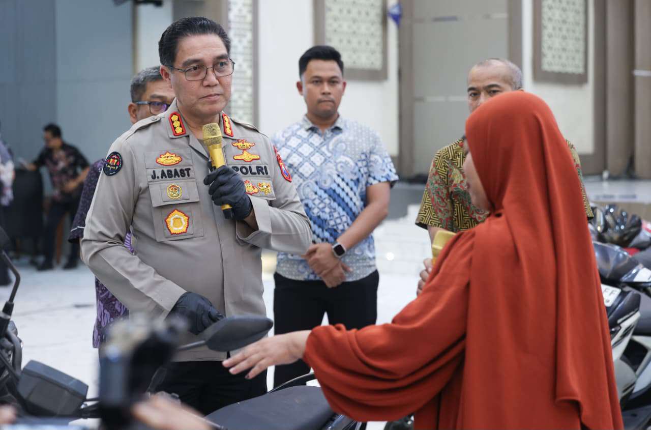 Foto: Kabid Humas Polda Jatim Kombes Pol Jules Abraham Abast menyerahkan secara simbolis mobil dan sepeda motor hasil pengungkapan kasus curanmor kepada para korban di Gedung Mahameru Polda Jatim, Surabaya.
