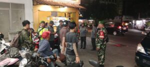 Patroli Humanis Babinsa Koramil 03/Teluk Pucung Pererat Kedekatan dengan Masyarakat