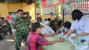 Antusias Warga Ikuti Bakti Kesehatan Teritorial Kodim 0507/Bekasi di Pengasinan