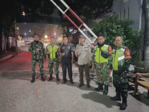 Tak Kenal Waktu, Koramil 04/Jati Asih Hadir Menjaga Ketenangan Warga Lewat Patroli Malam Humanis