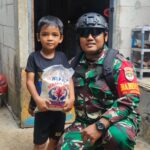 Menyusuri Gang Sempit, Menyapa hati yang membutuhkan: Babinsa Jatiraden Tebar Jumat Berkah untuk Yatim dan Dhuafa