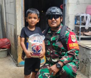 Menyusuri Gang Sempit, Menyapa hati yang membutuhkan: Babinsa Jatiraden Tebar Jumat Berkah untuk Yatim dan Dhuafa