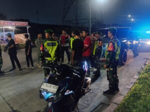 Malam Tetap Aman, Babinsa Koramil 05/Bantar Gebang Aktif Pantau Situasi Wilayah Lewat Patroli Malam