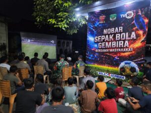 Sorak Gembira Warnai Nobar TNI Bersama Warga di Jatiraden, Pererat Kebersamaan dan Silaturahmi