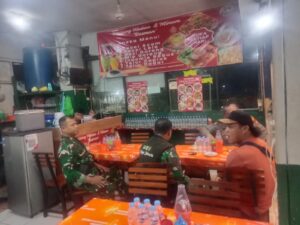 Babinsa Koramil 03/Pasar Rebo–Ciracas Bersama Tiga Pilar dan Warga Gelar Patroli Malam