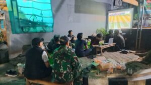 Nobar Piala Dunia Jadi Sarana Serap Aspirasi, Babinsa Koramil 03/Teluk Pucung Pererat Komunikasi dengan Warga