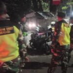 Pantau Aktivitas Malam Minggu, Babinsa Koramil 03/Teluk Pucung Intensifkan Patroli Jaga Kamtibmas