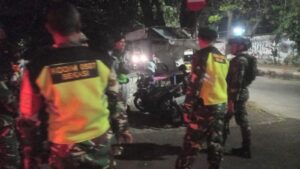 Pantau Aktivitas Malam Minggu, Babinsa Koramil 03/Teluk Pucung Intensifkan Patroli Jaga Kamtibmas