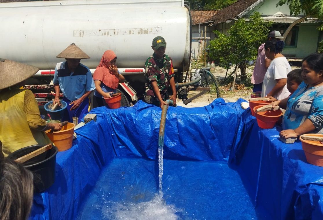 Kodim Bojonegoro Gerak Cepat, Salurkan 16 Ribu Liter Air Bersih ke Wilayah Terdampak Kekeringan