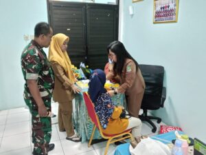 Perkuat Soliditas dengan Masyarakat, Koramil 01/Kranji Bersama Puskesmas Kota Baru Gelar Bakti Kesehatan Gratis