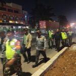 Hadir di Tengah Masyarakat, Babinsa Koramil 01/Kranji Bersama Linmas Sisir Perumahan pada Malam Hari