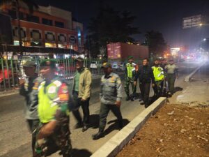 Hadir di Tengah Masyarakat, Babinsa Koramil 01/Kranji Bersama Linmas Sisir Perumahan pada Malam Hari