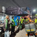 Patroli Sinergis Koramil 02/Pondok Gede dan Linmas Perkuat Keamanan Wilayah Melalui Patroli Malam