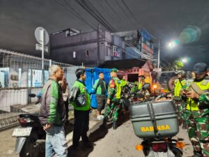 Patroli Sinergis Koramil 02/Pondok Gede dan Linmas Perkuat Keamanan Wilayah Melalui Patroli Malam