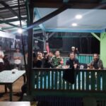 Nobar Piala Dunia, Babinsa Koramil 02/Pondok Gede Pererat Kebersamaan dan Kedekatan dengan Warga Jatiranggon