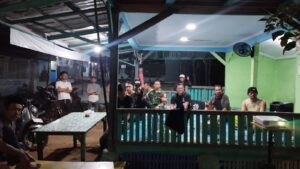 Nobar Piala Dunia, Babinsa Koramil 02/Pondok Gede Pererat Kebersamaan dan Kedekatan dengan Warga Jatiranggon