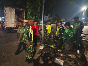 Sinergi TNI, Polri dan Linmas, Koramil 03/Teluk Pucung Hadir Menjaga Keamanan Malam Hari