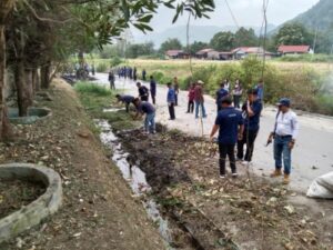 Demi Lingkungan Bersih dan Bebas Genangan, Wabup Toba Pimpin Gotong Royong Bersama Yayasan T.B. Soposurung 