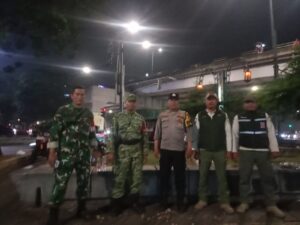 Malam Minggu Tetap Aman! Babinsa Koramil 03/Ps.Rebo-Ciracas Bersama Komduk Gelar Patroli