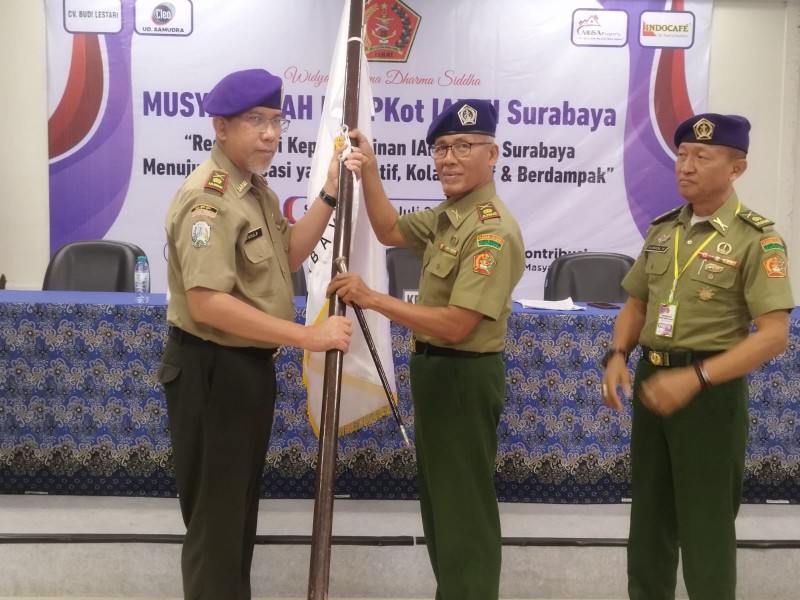 Muzaki (Kanan) menerima bendera Pataka IARMI dari Yudho Prabowo ketua harian DPP IARMI Jatim, sebagai simbul untuk memimpikan kembali DPKot IARMI Surabaya periode 2016-2030