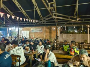 Nonton Bareng Piala Dunia, Babinsa Koramil 02/Pondok Gede Bangun Kedekatan dengan Warga