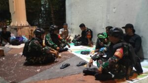 Babinsa Koramil 04/Pulogadung dan Komduk Sisir Wilayah Lewat Patroli Malam