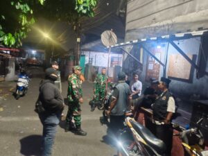 Babinsa Koramil 08/Duren Sawit Bersama Unsur Komduk Gelar Patroli Malam