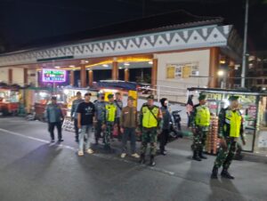 Patroli Malam Tanpa Henti, Koramil 01/Kranji Jaga Stabilitas Keamanan Wilayah Bersama Linmas