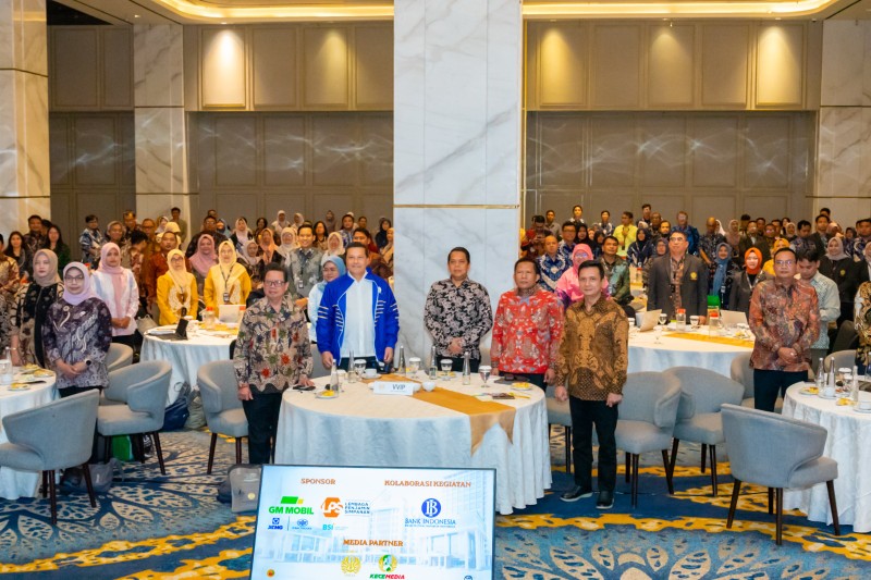 Seusai upacara pembukaan seluruh peserta dan delegasi dari 12 perguruan tinggi negeri foto bersama