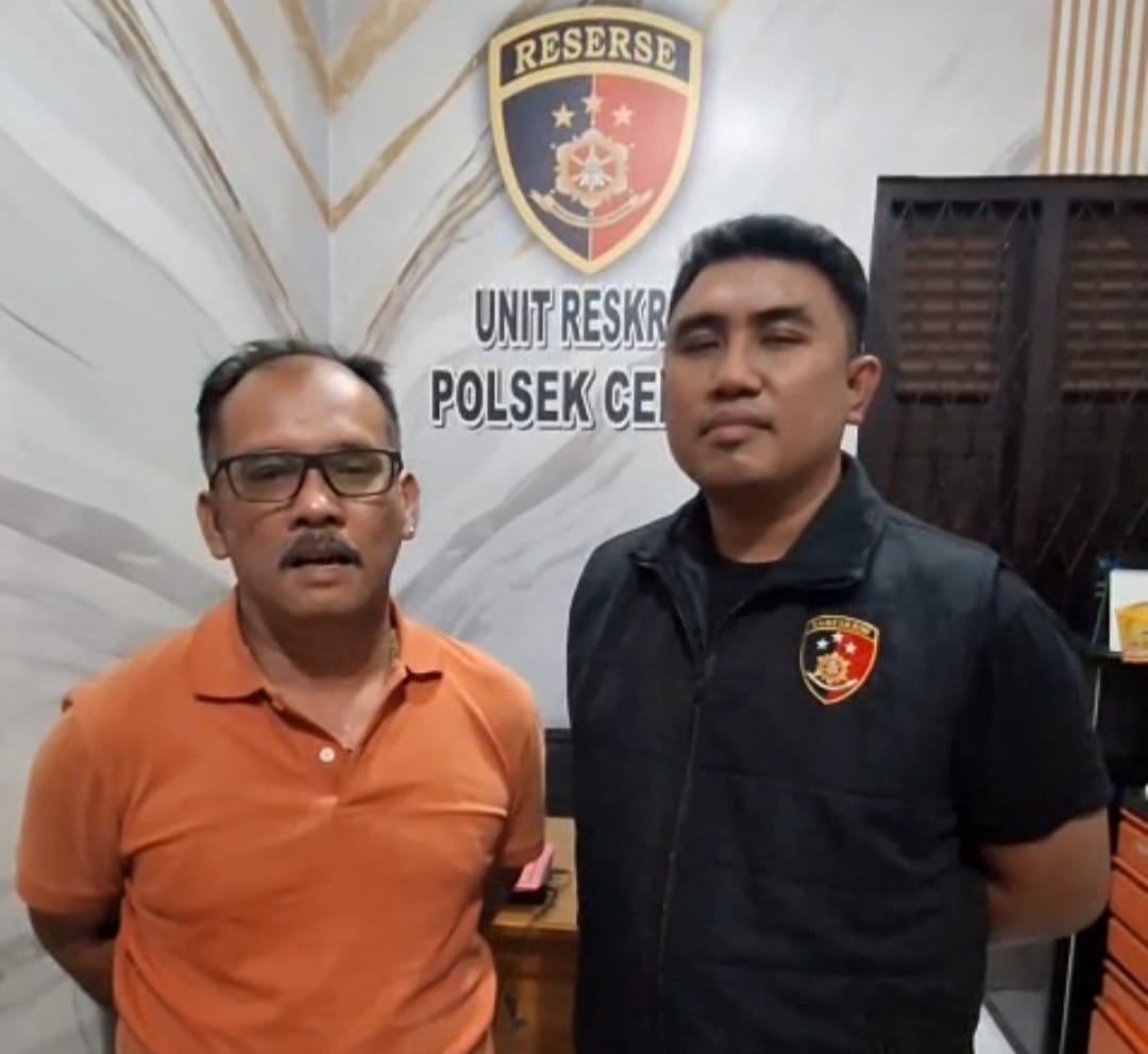 Lamsiar Nanggolan (kiri) dikawal anggota Polsek Cerme Gresik saat memberikan klarifikasi