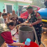 TNI Dampingi Pendistribusian 3.000 Liter Air Bersih untuk 100 Warga Serang Cikarang Selatan
