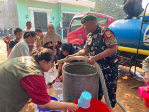 TNI Dampingi Pendistribusian 3.000 Liter Air Bersih untuk 100 Warga Serang Cikarang Selatan