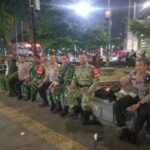 Perkuat Keamanan Malam Hari, Koramil 03/Ps. Rebo–Ciracas Gelar Patroli/Siskamling Keliling Bersama Komduk