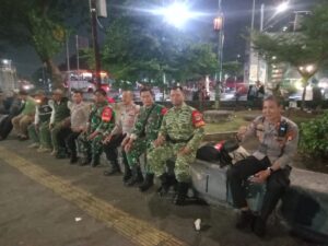 Perkuat Keamanan Malam Hari, Koramil 03/Ps. Rebo–Ciracas Gelar Patroli/Siskamling Keliling Bersama Komduk