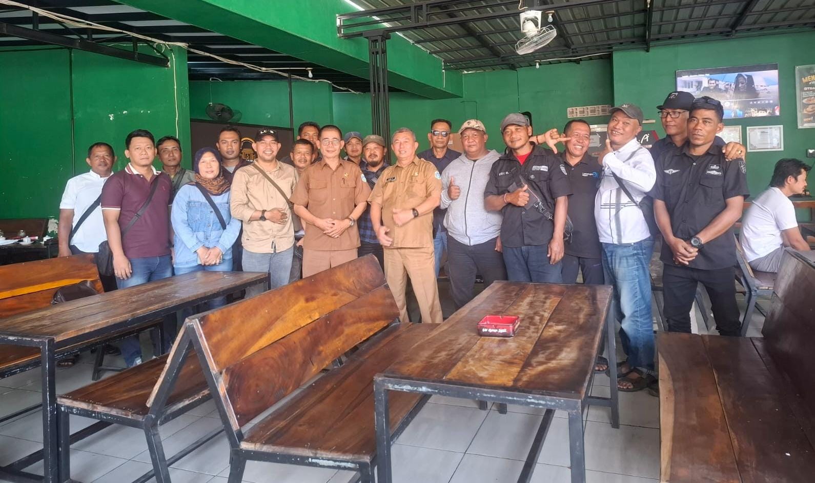 Foto: Kepala SMP Negeri 1 Turi, Harto, yang juga Ketua Cabang Persaudaraan Setia Hati Terate (PSHT) Lamongan bersama Kepala SMP Negeri 2 Lamongan, Sujarno, saat ngopi bareng dengan awak media.