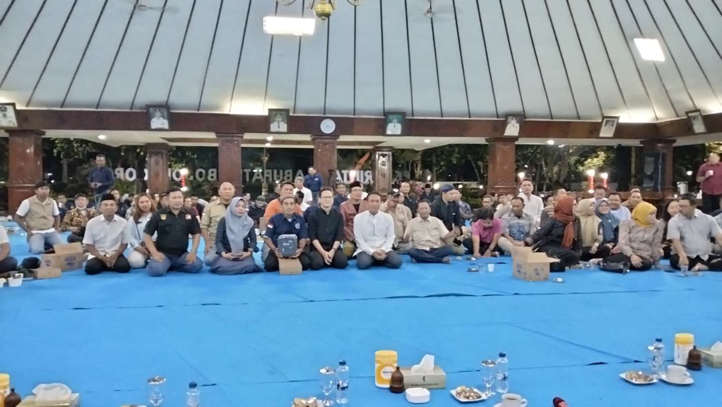 Foto: Bupati Bojonegoro Setyo Wahono bersama insan pers di pendopo Malowopati.