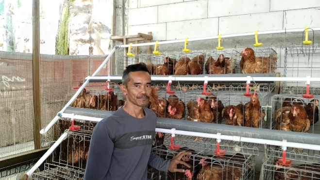Foto: KPM Subeki warga Desa Belun, kecamatan Temayang, kabupaten Bojonegoro dilokasi kandang ayam